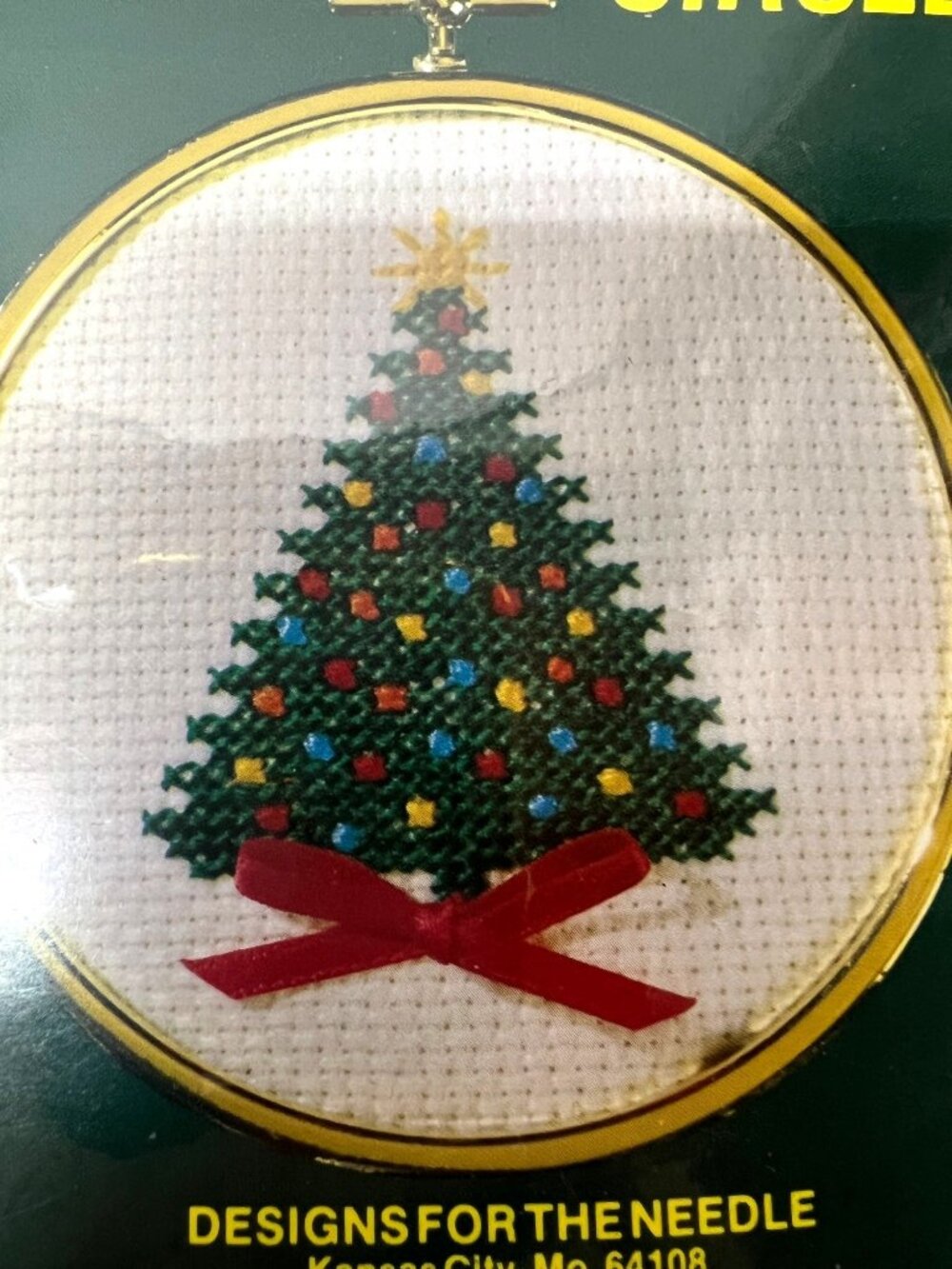 Counted Thread Cross Stitch Kit Christmas Tree Design 3.5" Round Frame Designs F